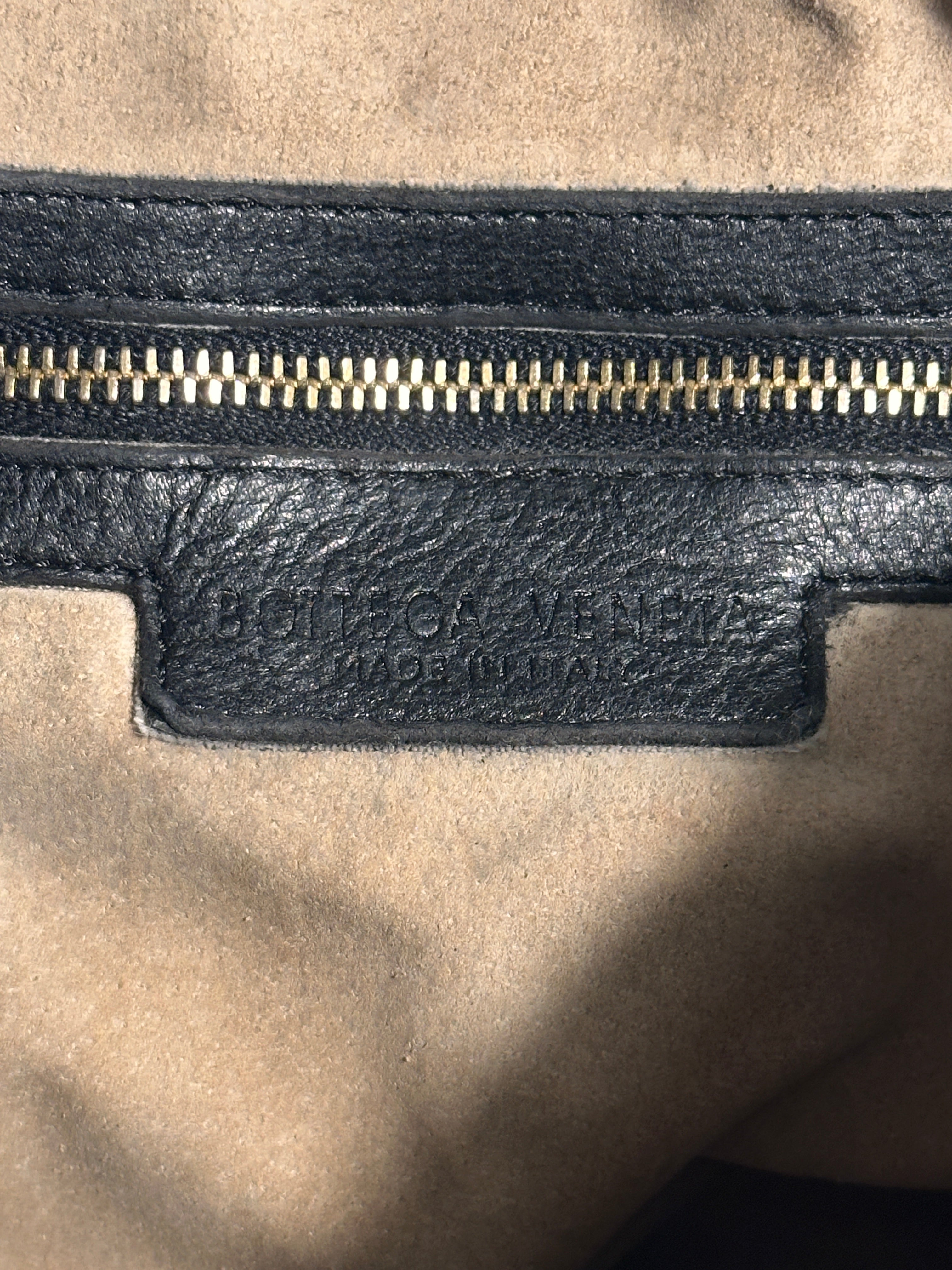 Bottega Veneta Vintage Black Medium Veneta Shoulderbag